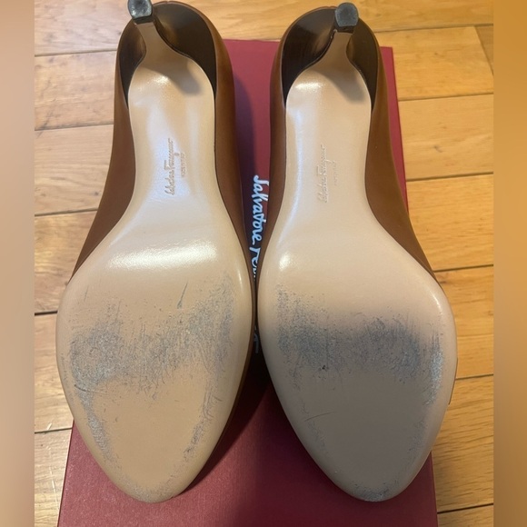 💯 authentic gorgeous Salvatore Ferragamo tan leather peep toe pumps! - Picture 7 of 7